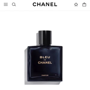 Bleu de Chanel Parfum - Helt ny, oöppnad! Bleu de Chanel Parfum är en elegant herrdoft i en stilren, mörkblå glasflaska med svart lock och guldtext. Flaskan har en fyrkantig form och utstrålar lyxig känsla. Perfekt för dig som gillar exklusiva och maskulina parfymer.