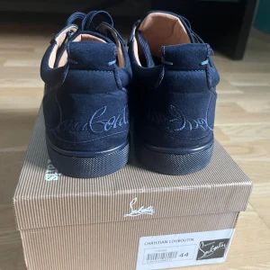 Mörkblå Loubs - Nu ska jag sälja mina fina Loubs för att de var lite små för mig när jag köpte dem men dem har använts en gång och det var nu när jag gick ur 9an Inga defekter på dem och Christian Louboutin kortet finns  Lägg ett prisförslag och sen kan vi säkert lösa något tänker mig runt 3000  men de bara öppet att lägga förslag