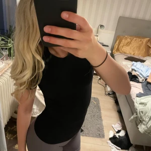 Svart tight tränings t-shirt  - En basic svart t-shirt med tight passform och korta ärmar. Perfekt T-shirt för träning. Den är i storlek S och kommer ifrån Shein. Den är aldrig använd.