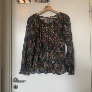 Odd molly skjorta  - Otroligt vacker mörkgrön skjorta med fina detaljer i flera färgen. Knappar ända ner. Från märket Odd Molly i storlek 2 som enligt deras storleksguide motsvarar en storlek M. Fint skick, men kan vara något blekare än ny. 