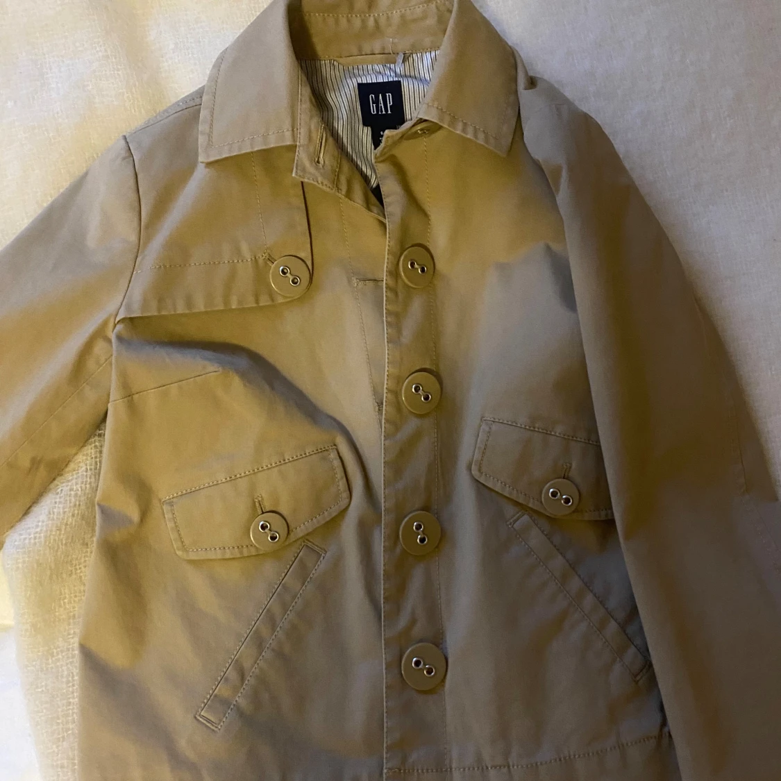 Beige kort jacka från GAP