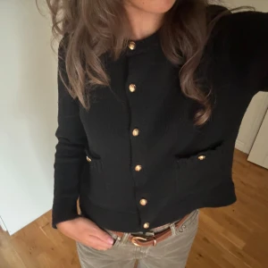 Svart cardigan  - Supersöt kofta med guld detaljer, strl s 😇
