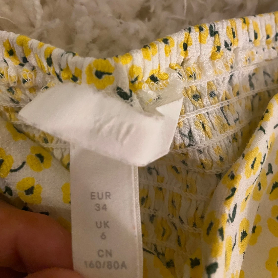 Gulblommig linnetopp med volangband - 2