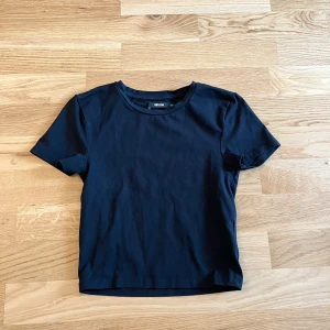 Topp - Svart t-shirt från BikBok i storlek XS, perfekt basplagg att ha i garderoben - fint skick.🌸