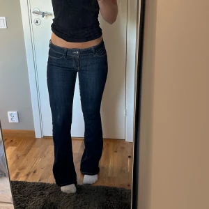 Cheap Monday jeans  - Mörkblåa cheap monday jeans med gula sömmar, som sitter perfekt på. Dom är knappt använda då i superfint skick verkligen. Jag brukar i vanliga fall ha 25/26 eller 34/36 i jeans, så dessa är små i storlek skulle jag säga. Tryck inte på KÖP DIREKT utan skriv privat om du är intresserad! 💛