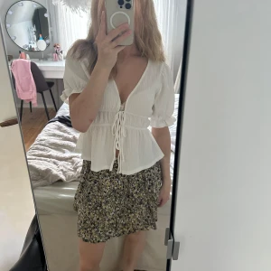 Söt blommig kjol - Söt kjol perfekt till sommaren, strl XS. 40kr+frakt!🤍