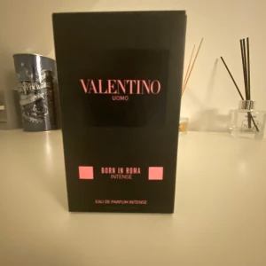 valentino parfym - valentino born in roma intense. något mer än 40 ml av 50 kvar i flaskan. ny pris runt 900. säljer för att jag inte använder. kontakta vid funderingar och frågor!