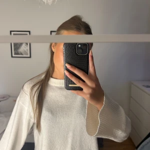 Vit stickad tröja med rund hals - Säljer en enkel och stilren vit stickad tröja med rund hals och långa ärmar. Tröjan har en avslappnad passform och är perfekt för lager-på-lager under kyligare dagar.