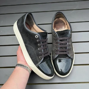 Lanvin - Säljer dessa sjukt feta lanvins! Uk9 vilket motsvarar 43-44! Skick 8/10. Väldigt bra skick men finns en defekt. Defekt: heeldrag. Vad ingår? Dustbag. Hör av dig vid minsta fundering 🤩