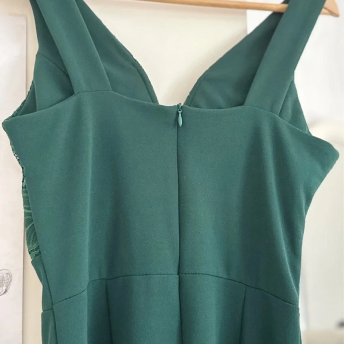 Grön klänning med spets och slits - 4