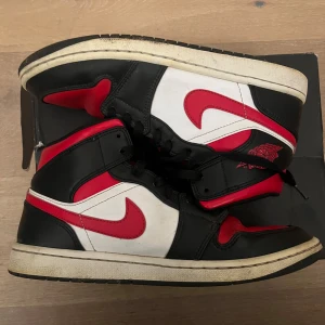 Jordan 1  - Säljer ett par Jordan 1. Skorna har lite slitningar på sulan men går att använda. De är äkta tillkommer box extra skosnoren och kvitto. Hör av er vid frågor