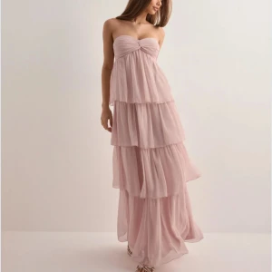 Balklänning - Säljer denna superfina klänningen som är perfekt till bal! Nypris 699kr💗💗