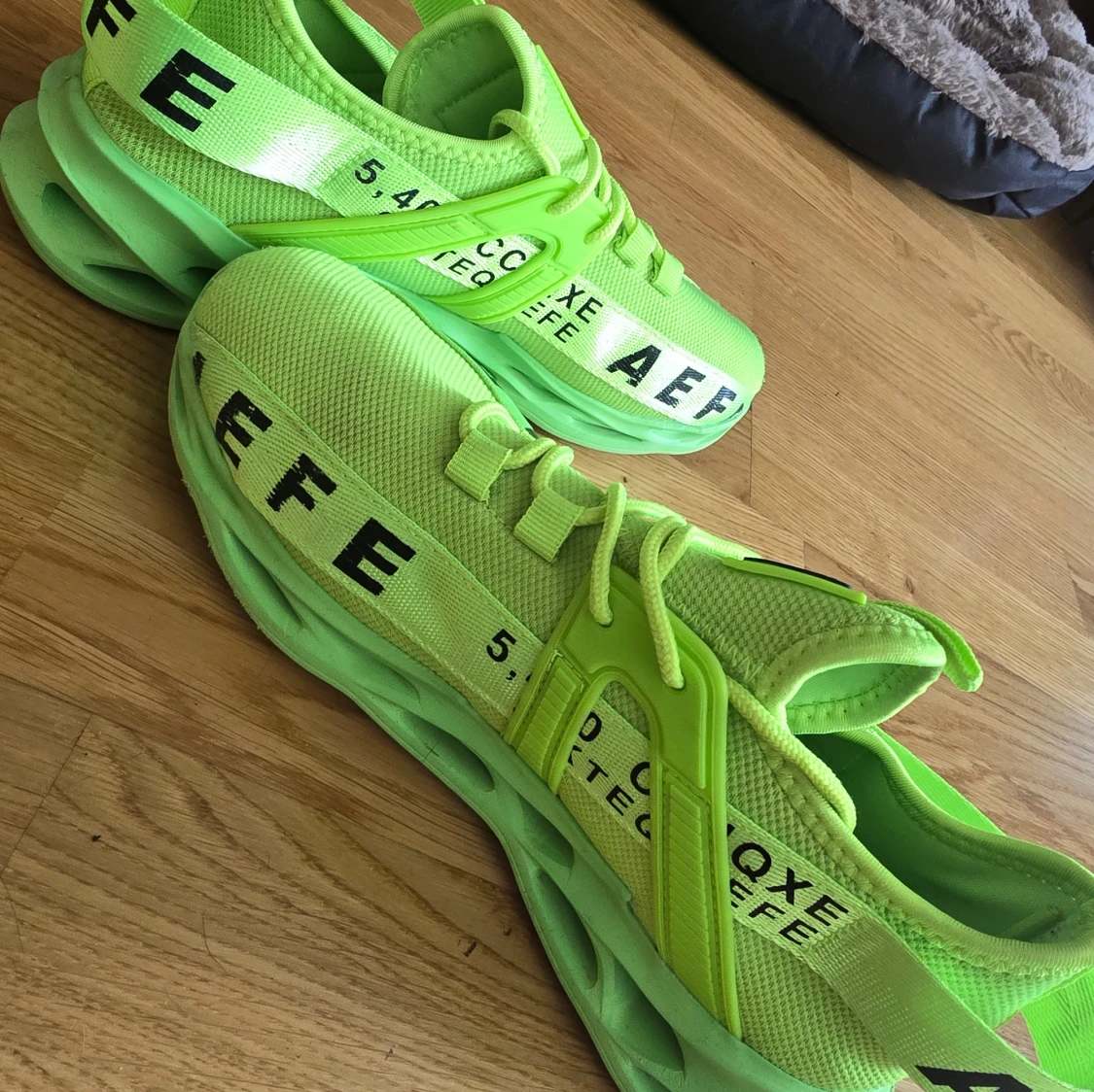 Neongröna sneakers med textdetaljer - 1