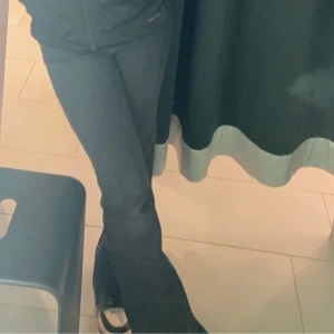 Svarta bootcut jeans från Bershka - Snygga svarta bootcut jeans från Bershka. De har en klassisk design med knapp och dragkedja framtill. Klippta nere eftersom de var för långa. 