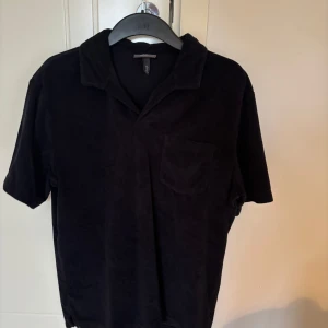 Tröja - Mörkblå tröja från H&M i skönt material. Perfekt till sommaren 