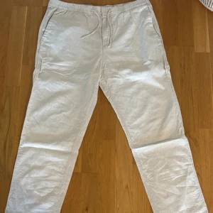  linnebyxor från H&M - Säljer ett par beiga linnebyxor från H&M i regular fit. Dom har alltid varit väldigt efterfrågade och är slutsålda. Perfekt till sommaren 