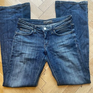Acne jeans - Lågmidjade jeans från acne som är omsydda från skinny jeans till flared. Midjemått(rakt över): 36cm. Innebenslängd: 80cm. Pris kan diskuteras, skriv för mer info!!