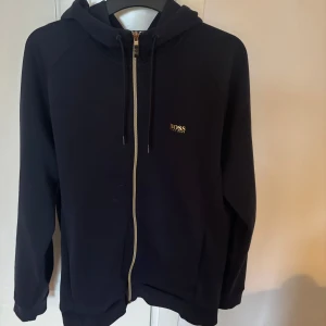 BOSS tröja med zip - Marinblå BOSS tröja med zip i bra skick 