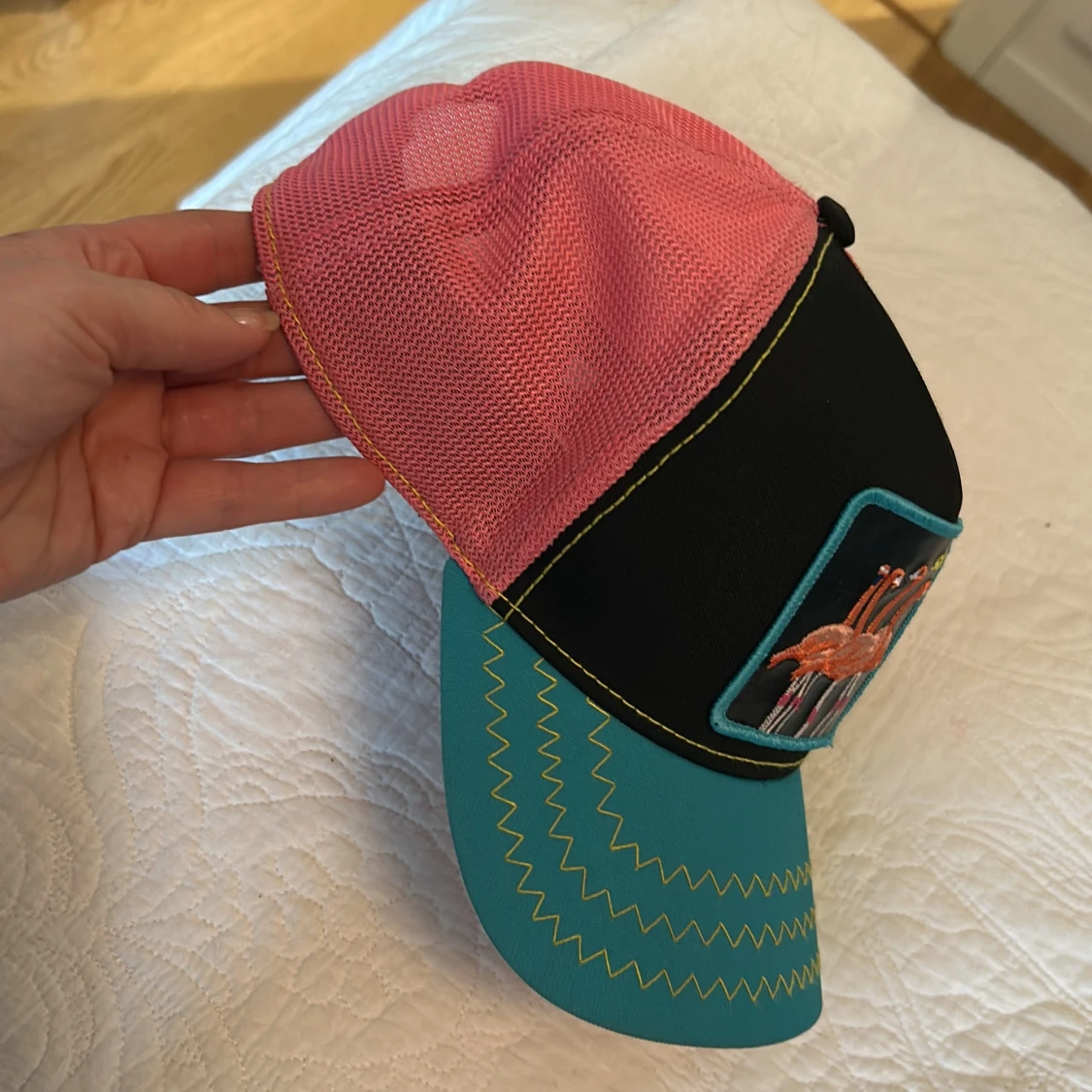 Färgglad keps med flamingo-brodyr från The Farm  - 2