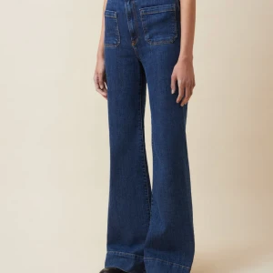  Jeanerica Blå vida jeans med hög midja - Säljer ett par blå jeans med hög midja och raka, vida ben från jeanerica. Knappt använda! För stora för mig dessvärre.. 