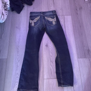 Bootcut jeans från Gina tricot - Säljer mina jeans från gina då dom är lite försmå i midjan. Bra skick bara använda ett par få gånger! Super snygga och fina detaljer ibak! Köpte för 400kr!💞Pris kan diskuteras 
