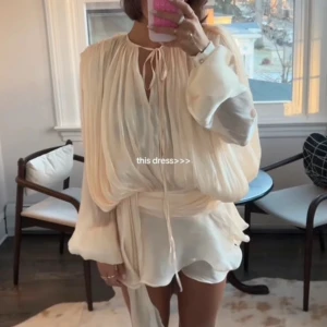 Miss Rosier klänning - Säljer denna populära miss rosier klänningen. Helt ny med prislapp. Det är storlek XL men passar M-L. Den är liten i storleken alltså