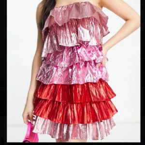 Fest klänning - Säljer min snygga och oanvända fest klänning perfekt nu till sommaren!💞🙌🏼 Slutsåld och nypris: 879 kr. Storlek 34/xs men passar mig som har S/M då den är stretchig❤️