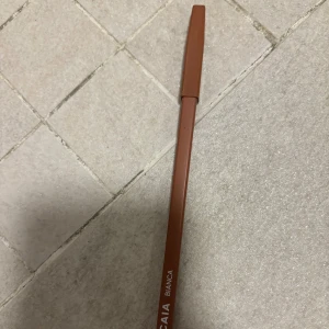 Caia läppenna enbart testad - Caia läppenna som testats ett par gånger men inte passar min hy, därav lågt pris. Perfekt till contour el fyllning.