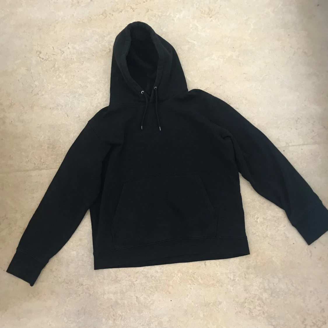 Svart hoodie från Weekday