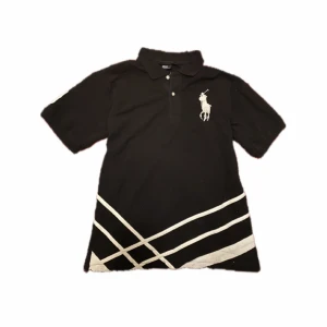 Chief keef Ralph Lauren piké - Svart pikétröja från Ralph lauren. Tröjan är tyvärr upsydd men syns knappt och är till en perfekt längd👌. Måtten finns på sista bilden i cm. Skriv frågor om ni undrar över något! 