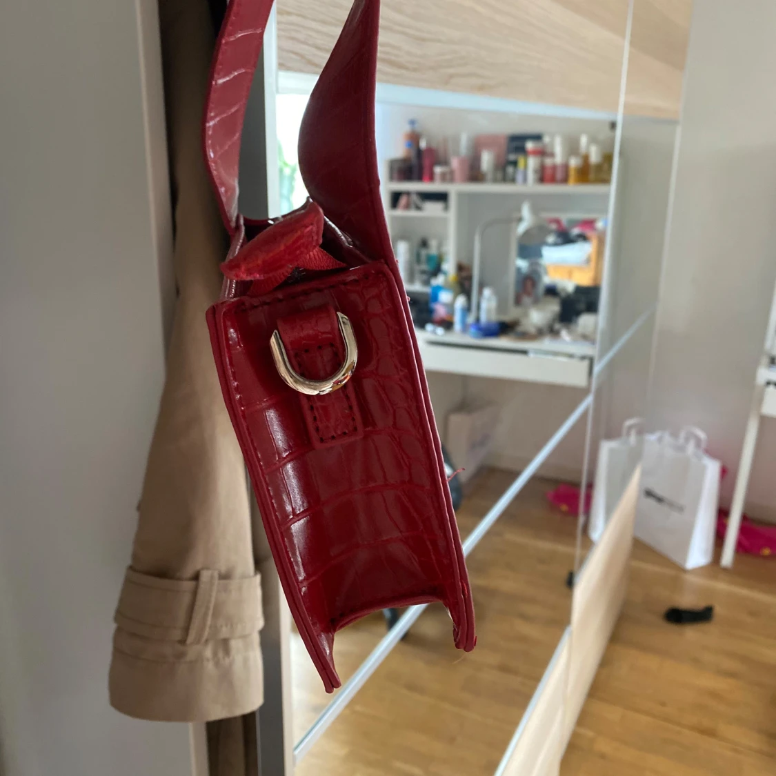 Röd axelväska i krokopräglat mönster - 1