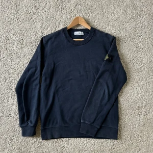Stone Island Sweatshirt  - Stone Island   Size L   Nyskick   Mörkblå 