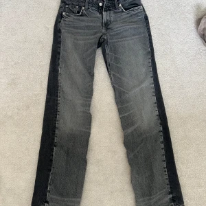 Lågmidjade jeans från ZARA - Säljer ett par grå Lågmidjade jeans från ZARA med raka ben och klassisk femficksdesign. Jeansen har en rak/baggy passform och är tillverkade i denim med en tvättad look. Perfekta för en avslappnad stil. De är ljusare fram än bak. 