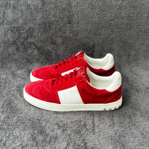 Valentino Flycrew Röd | 40 - Storlek: 40 Skick: Mycket bra skick. Tillbehör: Inga