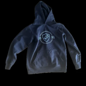 Djurgården hoodie - 8/10 skick, perfekt passform, navy blå och billig!