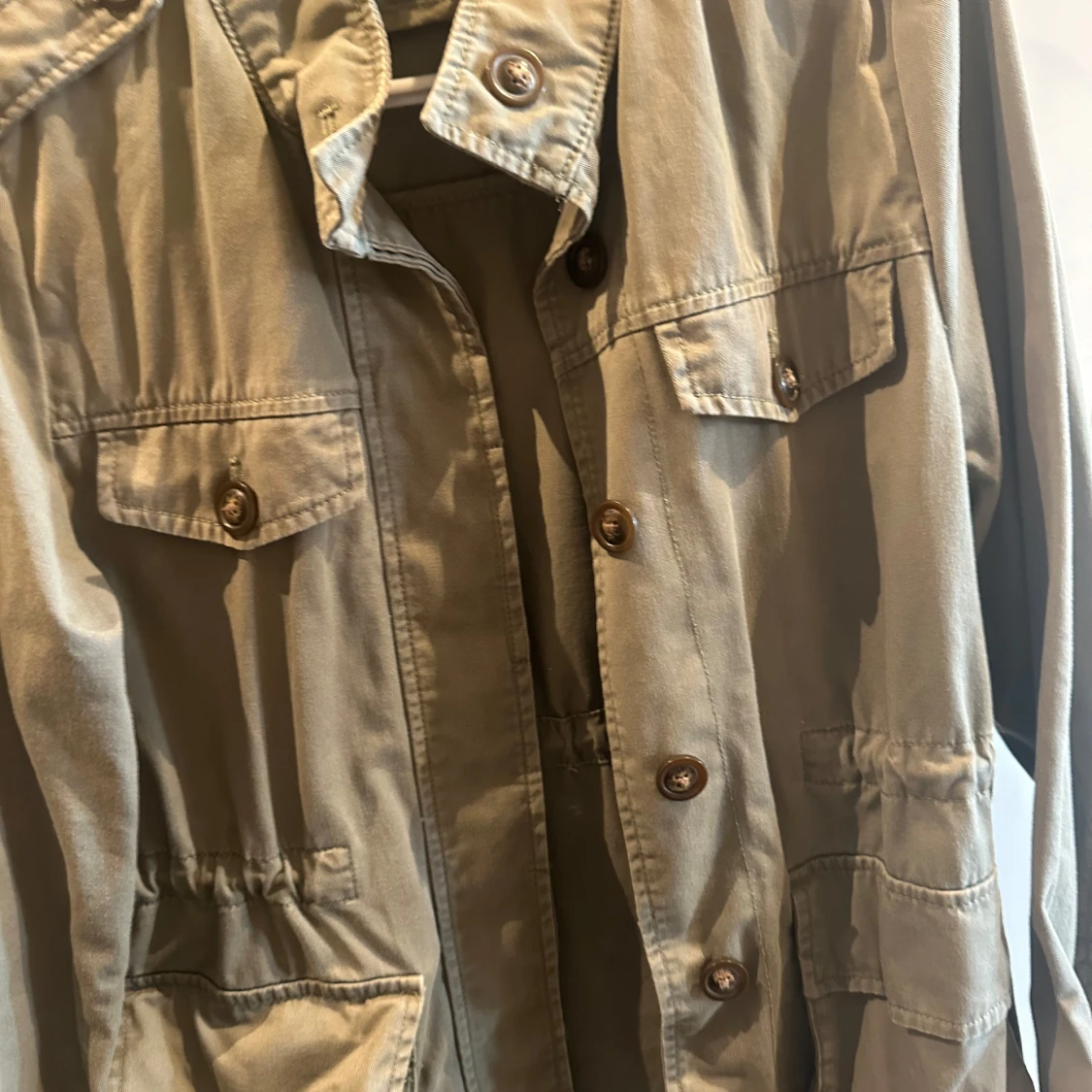Olivgrön utilityjacka med knappar - 2