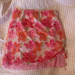 Blommig kjol - Supersöt blommig kjol💞🌺 kan eventuellt gå ner i pris vid snabb affär🤗