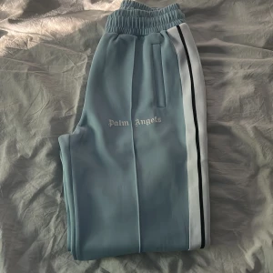 Palm angels byxor  - Säljer mina ljusblåa Palm angels byxor som är köpta här på Plick, Där med att dom är köpta här på Plick kan jag inte 100% garantera äktheten och därav bra pris. Har aldrig använt dom sedan köp då jag bytt stil.