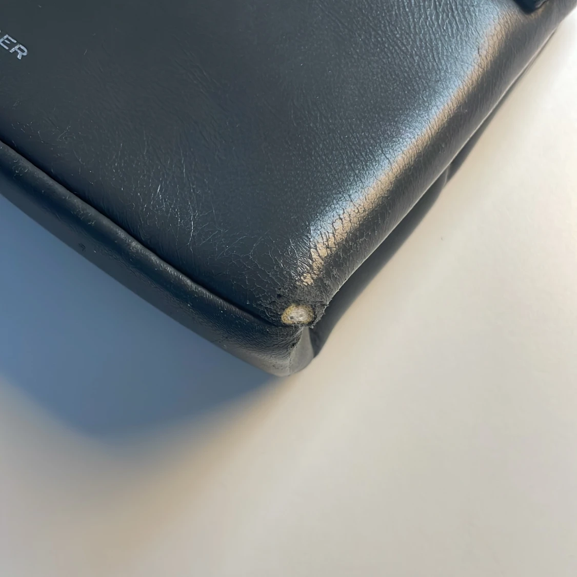 Grå väska från Kurt Geiger - 4