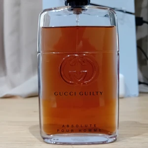 Gucci Guilty Absolute Pour Homme Eau de Parfum 90ml - Gucci Guilty Absolute Pour Homme är en herrparfym med en djup bärnstensfärgad vätska i en stilren, genomskinlig glasflaska med präglad logotyp. Flaskan rymmer 90 ml Eau de Parfum och har en modern, maskulin design.