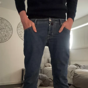Mörkblå jeans från Jacob Cohen - Säljer ett par snygga och populära  mörkblå jeans från Jacob Cohen i slimfit modell. Väldigt sparsamt använda och inga defekter, väldigt bra skick!  Köpta från NK för 5199 kr, bara att höra av sig om frågor!😀