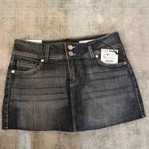 Jeans kjol  - Säljer min mörkgråa jeanskjol från Bershka pågrund av att den inte passade mig. Den är super fin och helt oanvänd med prislapp på. 
