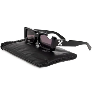 Off-White Cut-Out Sunglasses - Säljer ett par äkta Off-White™ Cut-Out solglasögon i färgen svart. Stilren men edgy design med skarpa linjer och det klassiska utskurna “arrow”-logotypen på sidorna. En statement-accessoar för dig som gillar modern streetstyle med lyxig känsla. 	•	Modell: Cut-Out 	•	Färg: Svart 	•	Jag har kvitto