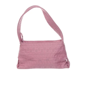 Rosa axelväska från HVISK - Säljer en ljusrosa axelväska från HVISK med bred axelrem och subtilt mönstrad yta. Väskan har dragkedja upptill och invändig ficka med dragkedja. Perfekt storlek för det viktigaste och en snygg detalj till din outfit.