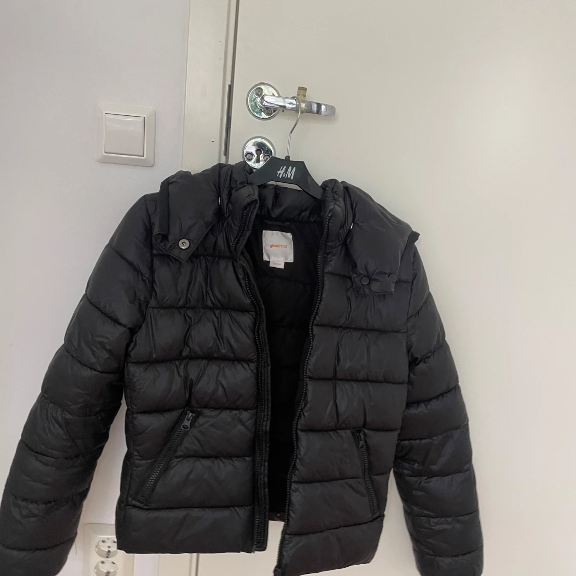 Svart pufferjacka från Ginatricot