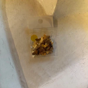 Guldiga fjärils berlocker  - Fina guldiga fjärils berlocker 