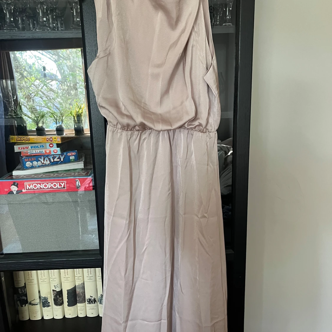 Ljusbeige långklänning med hög hals