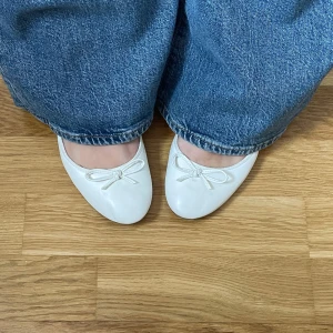 Ballerinaskor - Supersöta vita ballerinaskor från Graceland i strl S 💌 Bilderna beskriver skicket!