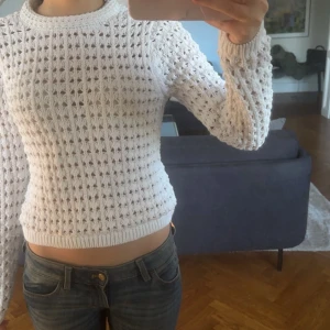 Vit stickad  tröja - Säljer en vit stickad tröja med hål i, den passar perfekt nu till sommaren och passar till allt 