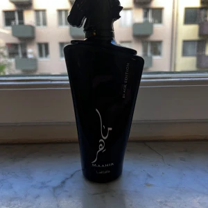 Mahir Black Edition parfym från Lattafa - Mahir Black Edition från Lattafa. Går ej att se mängd kvar, men minst 90/100 ml